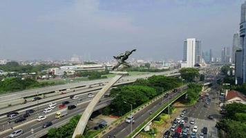 jakarta, indonesia, 2022 - bella vista aerea del traffico e degli edifici per uffici, su jalan tugu pancoran video