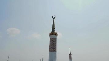 cirebon, indonesia, 2022 - hermosa vista aérea de la gran mezquita del centro islámico indramayu. video