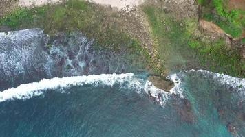 vista aerea, panorama naturale sulla spiaggia di menganti, kebumen, java centrale - indonesia. video