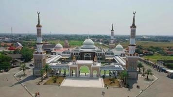 cirebon, indonesia, 2022 - hermosa vista aérea de la gran mezquita del centro islámico indramayu.. video