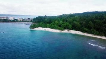 belle vue aérienne des vagues à la plage de pangandaran, ouest de java - indonésie. video