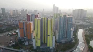 nord jakarta, indonesia, 2022 - bella vista aerea, appartamento e edificio per uffici wisma atlit. video
