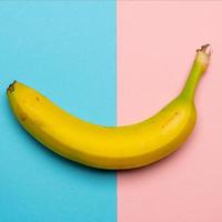 Plátano sobre fondo de color bodegón foto