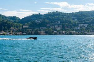 lancha rápida en el lago de como foto