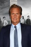 los angeles, 10 de julio - jeff daniels llega a la proyección de estreno de la temporada 2 de la sala de redacción de la serie hbo en el teatro paramount el 10 de julio de 2013 en los angeles, ca foto