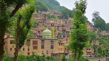 natursköna masuleh bypanorama med historiska arkitekturbyggnader i norra Iran video