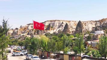 statisch uitzicht goreme stad panorama met auto's en sprookjesachtige schoorstenen. turkije reisvakanties bestemming. video