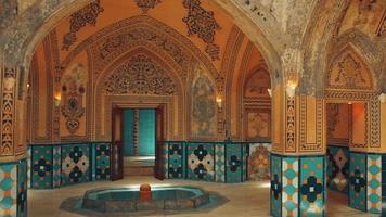 kashan, Iran, 2022 - fantastisk utsikt över den varma badhallen garmkhaneh vid badhuset sultan amir ahmad. persiska offentliga badhuset. Kashan är ett populärt turistmål i Mellanöstern. video