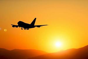 aviones de pasajeros despegando del aeropuerto. concepto de transporte y turismo foto