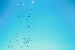 imagen de fondo abstracto de burbujas en el agua. agua limpia con gotas de agua y olas. agua dulce un vaso con burbujas de fondo azul. foto