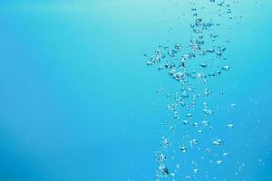 imagen de fondo abstracto de burbujas en el agua. agua limpia con gotas de agua y olas. agua dulce un vaso con burbujas de fondo azul. foto