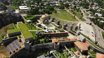 akhaltsikhe, georgia, 2022- vuelo aéreo sobre el castillo de akhaltsikhe en georgia. esta es una fortaleza medieval construida en el siglo ix video