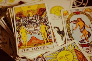 cartas del tarot con carta de enamorados y cartas de buen significado. foto