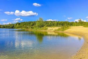 hermoso lago de cantera estanque de dragado lago azul turquesa agua alemania.
