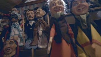 alcune sculture di marionette video