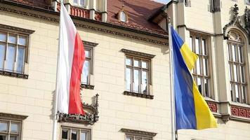 les drapeaux polonais et ukrainien agitent ensemble en signe d'amitié à wrocla video