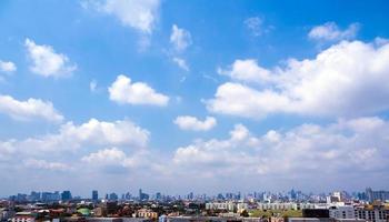 horizonte urbano del paisaje urbano del centro de la ciudad y la nube en el cielo azul. imagen de vista amplia y alta de la ciudad de bangkok foto