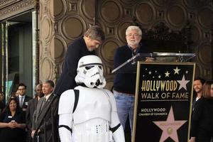 los angeles 8 de marzo - mark hamill, george lucas en la ceremonia de la estrella de mark hamill en el paseo de la fama de hollywood el 8 de marzo de 2018 en los angeles, ca foto