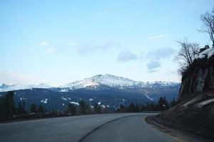 carretera entre la taiga en el este de siberia foto