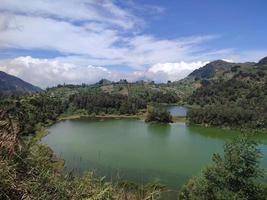 tour del lago color del lago en dieng, java central foto