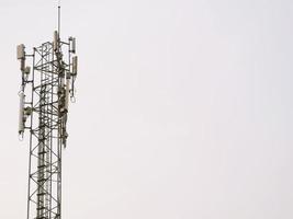 torres telefónicas utilizadas para transmitir señales al anochecer. foto