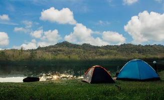 acampar el río acampar al aire libre. estilo de vida glamping. viajes de campamento accidentados. foto