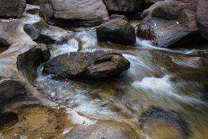 cascada soi sawan. parque nacional en pha taem ubon ratchathani tailandia. foto