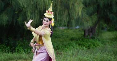 khon performancekonst skådespeleri underhållning dans traditionell kostym i parken. asien agerar dansande pantomime show. thailand kultur och thailändsk dans koncept. video