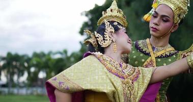 primo piano di khon performance arts recitazione intrattenimento danza costume tradizionale nel parco. spettacolo di pantomima danzante recitazione in asia. cultura thailandese e concetto di danza thailandese. video