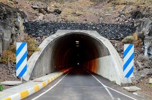 túnel oscuro subterráneo foto