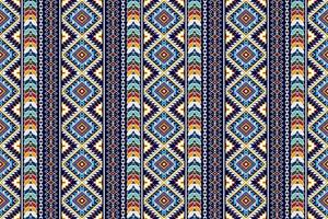 diseño de patrón textil étnico sin costuras ikat. alfombra de tela azteca adornos de mandala decoraciones textiles papel tapiz. fondo de vector de bordado tradicional de pavo nativo boho tribal.