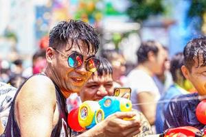 siam square, bangkok, tailandia - 13 de abril de 2019 una breve acción de personas se une a las celebraciones del año nuevo tailandés o songkran en siam square bangkok, tailandia. foto