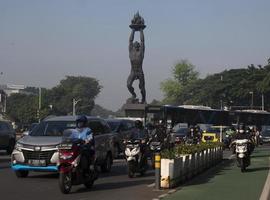 jakarta, indonesia, el monumento al avance de la juventud 2022 es una estatua ubicada en el extremo sur de jalan jenderal sudirman, jakarta, indonesia foto