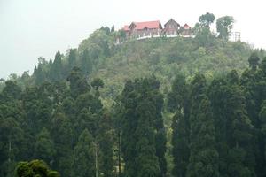 bungalow en la cima de una colina foto