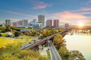 paisaje urbano del horizonte de la ciudad del centro de richmond en virginia, estados unidos foto