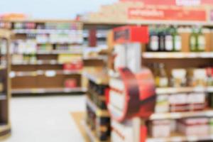 estantes de vino en el fondo borroso del supermercado foto