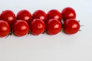 deliciosos tomates cherry frescos. foto