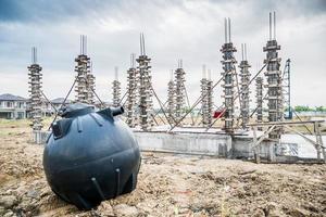 tanque séptico y casa nueva con marcos de encofrado en el sitio de construcción foto