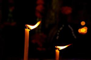 luz de velas doradas en adoración en el día santo budista foto