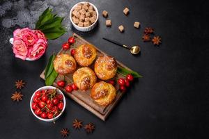 deliciosos muffins de harina de arroz frescos con cerezas sobre un fondo de hormigón. pasteles caseros foto