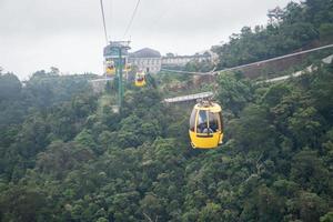 bana hills, danang vietnam - 22 de mayo de 2018. bonito paisaje montañoso visto desde ba na hills, danang foto