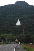 el punto de vista frente al buda blanco está en medio de una colina de bosque verde. wat phra khao en nakhon ratchasima, tailandia, el 16-05-2022 foto