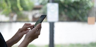 mujer de cerca sosteniendo un teléfono inteligente, escribiendo mensajes, enviando mensajes de texto, chateando, manos femeninas usando teléfonos celulares, navegando por aplicaciones móviles, Internet, revisando redes sociales, correo electrónico, jugando juegos en el teléfono foto