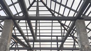 4k-Struktur Hausbausäulen Die Dachkonstruktion besteht aus Stahl. geeignet für bau dachkonstruktion architektur struktur video