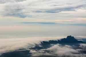 niebla matutina con montaña, mar de mis foto