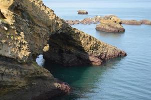 marea baja en la costa de biarritz foto