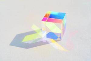 fondo con prisma cúbico de arco iris transparente multicolor foto