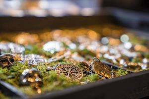 colección de varias joyas vikingas en bandeja de musgo en exhibición en la tienda de regalos foto