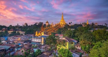 pagoda de shwedagon en la ciudad de yangon, myanmar foto