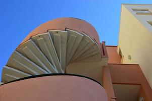 escalera de caracol con fondo de cielo azul foto